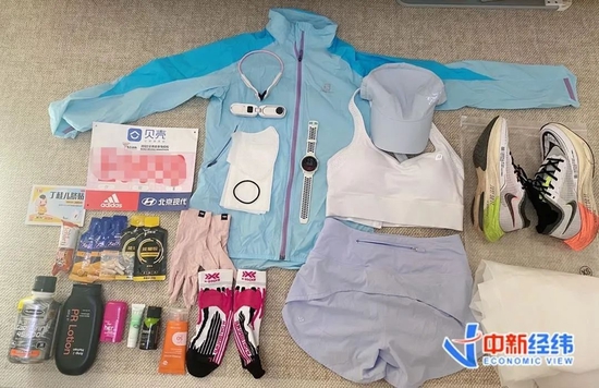 ▲张蓉为6日的北马比赛准备的东西 受访者供图