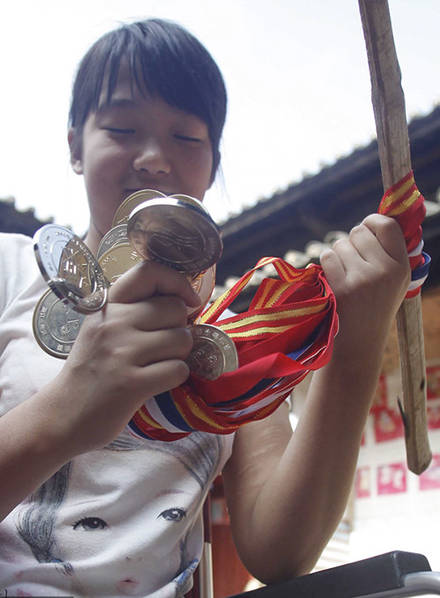 残疾游泳冠军女子_中国残疾人游泳运动女冠军视频_残疾女孩游泳冠军
