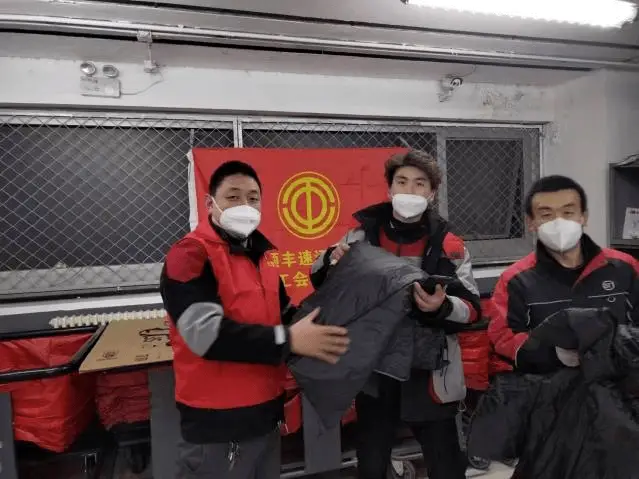 写快递员或外卖员的作文_快递和外卖员的生活趣事_快递员送外卖的故事