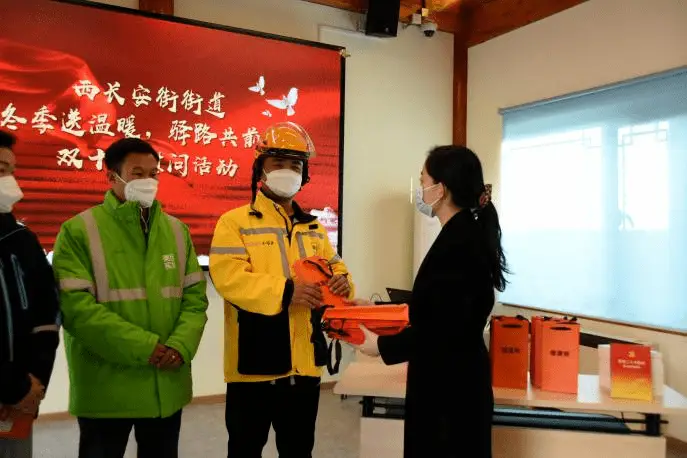 快递和外卖员的生活趣事_快递员送外卖的故事_写快递员或外卖员的作文