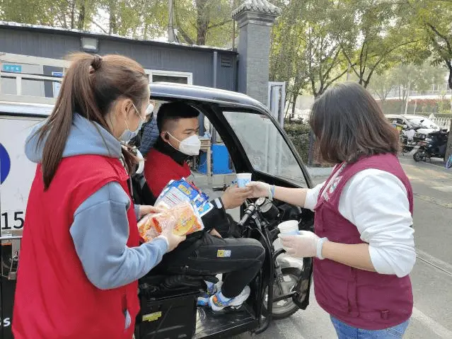 快递和外卖员的生活趣事_快递员送外卖的故事_写快递员或外卖员的作文