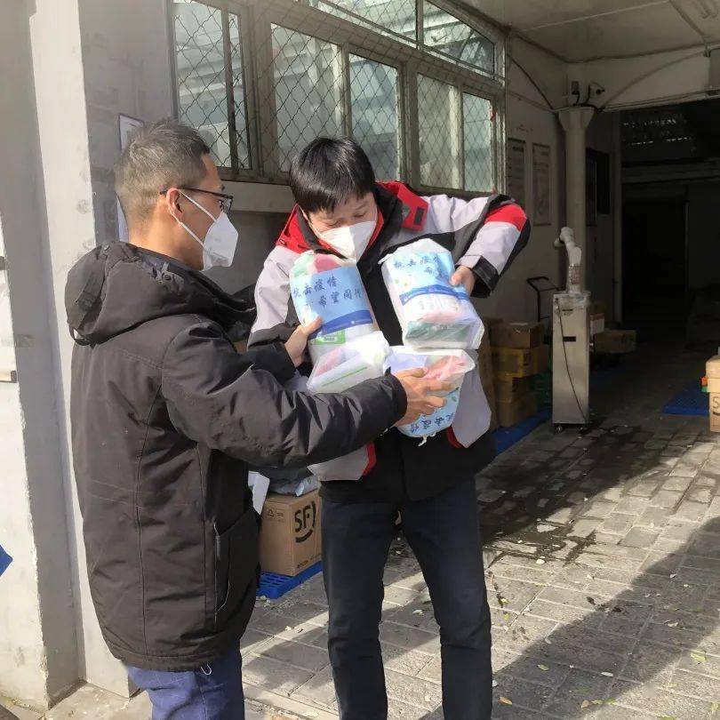 快递和外卖员的生活趣事_快递员送外卖的故事_写快递员或外卖员的作文