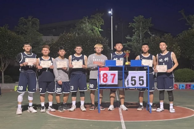 长江大学武汉校区第15届大学生男子篮球比赛激烈开赛，展现学子风采