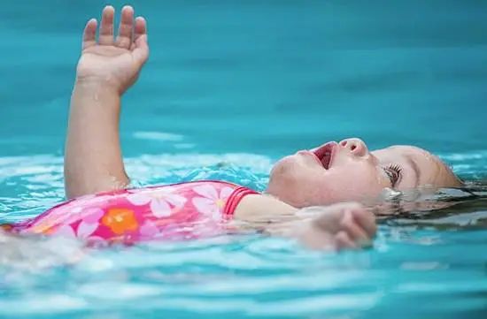 潜水游泳教学视频_潜水游泳怎么游_6岁孩子学游泳潜水技巧