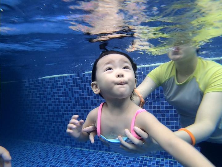 6岁孩子学游泳潜水技巧_潜水游泳怎么游_潜水游泳教学视频