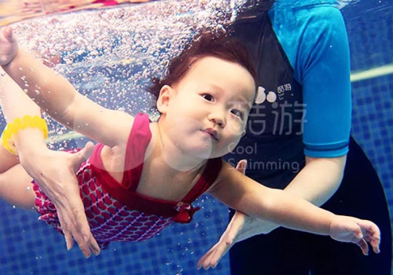 潜水游泳教学视频_潜水游泳怎么游_6岁孩子学游泳潜水技巧